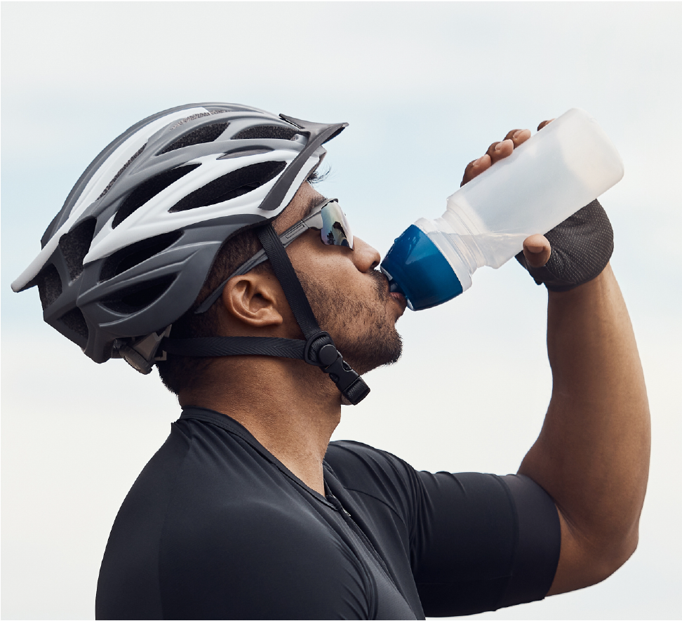 biker-drinking-water